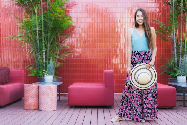 Estilo de vida feliz de la sonrisa de la mujer asiática joven hermosa