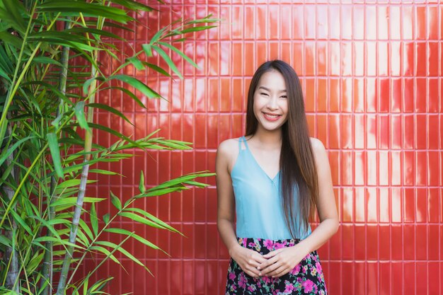 Estilo de vida feliz de la sonrisa de la mujer asiática joven hermosa