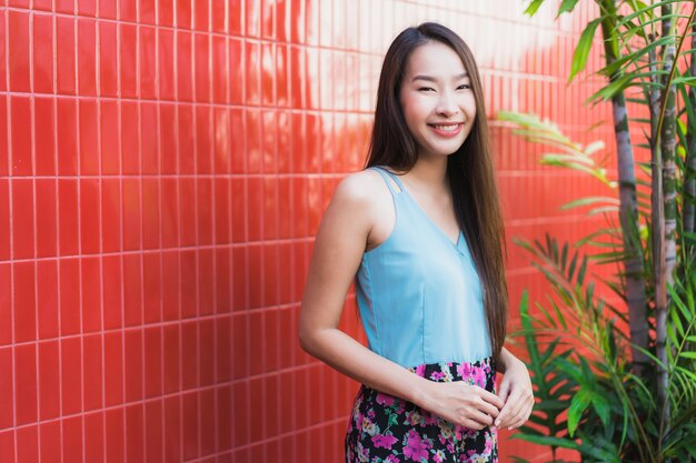 Estilo de vida feliz de la sonrisa de la mujer asiática joven hermosa