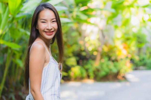 Estilo de vida feliz de la sonrisa de la mujer asiática joven hermosa