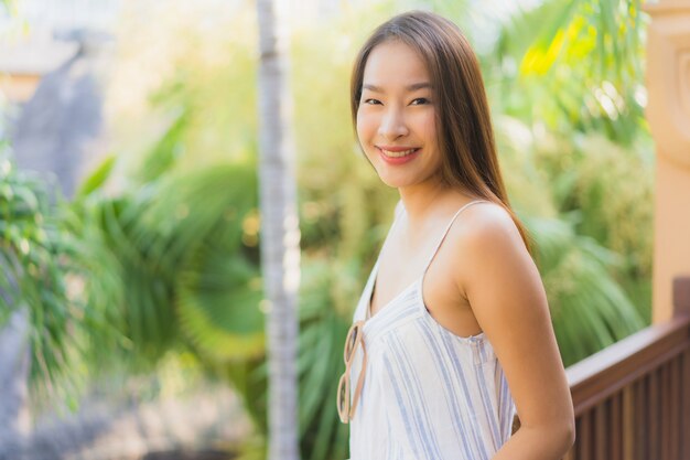 Estilo de vida feliz de la sonrisa de la mujer asiática joven hermosa