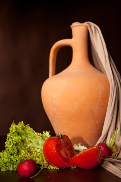 Estilo de vida flamenco sobre fondo marrón en foto de estudio