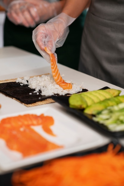 Foto gratuita estilo de vida: gente aprendiendo a hacer sushi