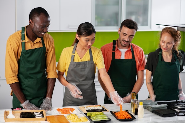 Foto gratuita estilo de vida: gente aprendiendo a hacer sushi