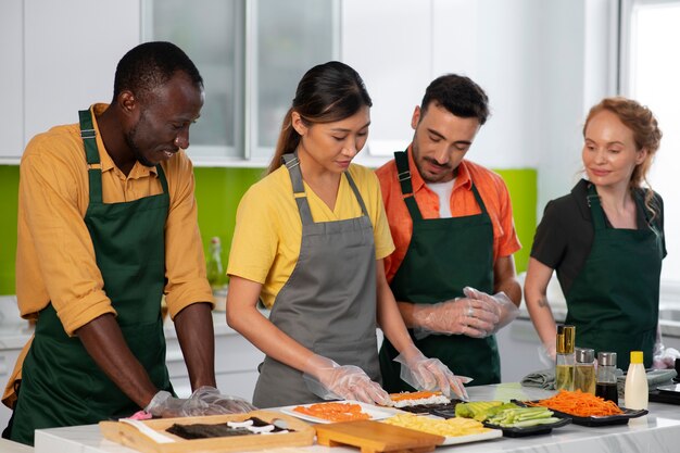 Estilo de vida: gente aprendiendo a hacer sushi