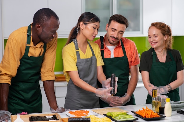 Estilo de vida: gente aprendiendo a hacer sushi