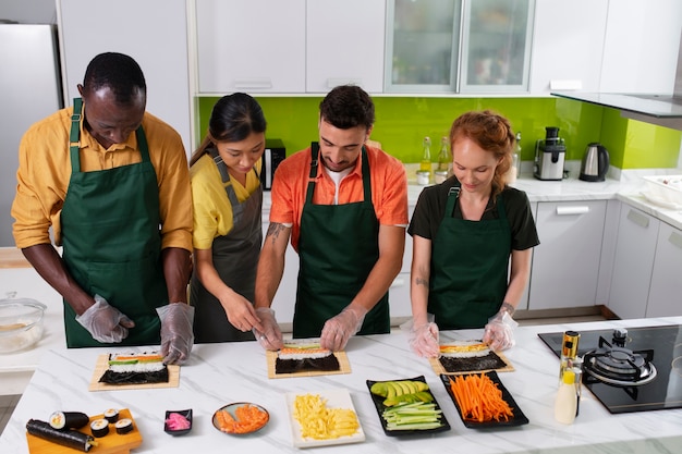 Foto gratuita estilo de vida: gente aprendiendo a hacer sushi