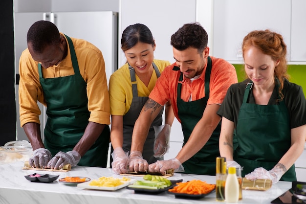 Foto gratuita estilo de vida: gente aprendiendo a hacer sushi