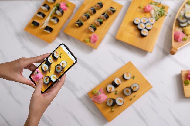 Estilo de vida: gente aprendiendo a hacer sushi