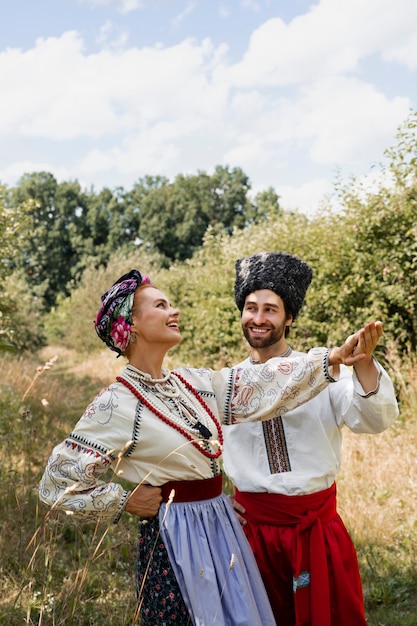 Foto gratuita estilo de vida de la gente bailando folk