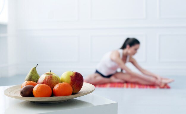 Estilo de vida. Hermosa chica durante el ejercicio de yoga