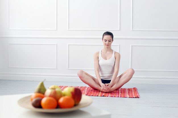 Estilo de vida. Hermosa chica durante el ejercicio de yoga