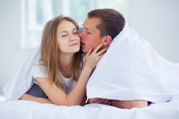 Estilo de vida. Hermosa pareja en cama