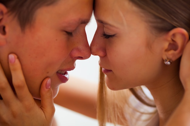 Foto gratuita estilo de vida. hermosa pareja en cama