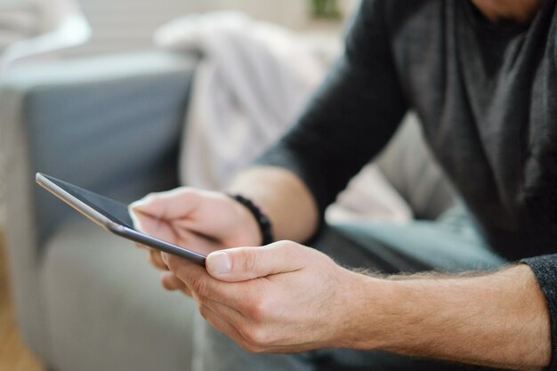 Estilo de vida. Hombre en casa con tableta