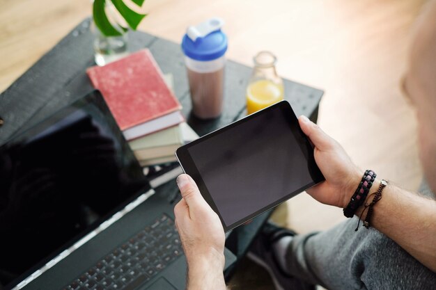 Estilo de vida. Hombre en casa con tableta