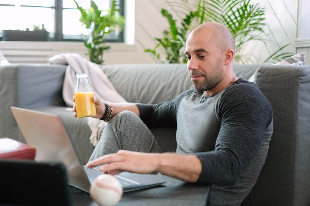 Estilo de vida. Hombre guapo en casa