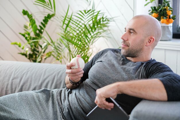 Estilo de vida. Hombre guapo en casa