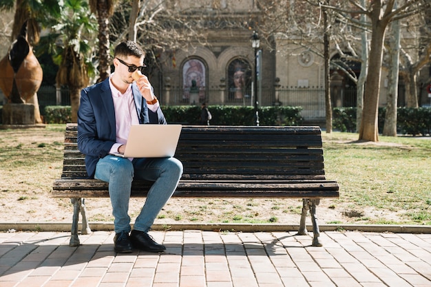 Estilo de vida de hombre de negocios moderno en parque