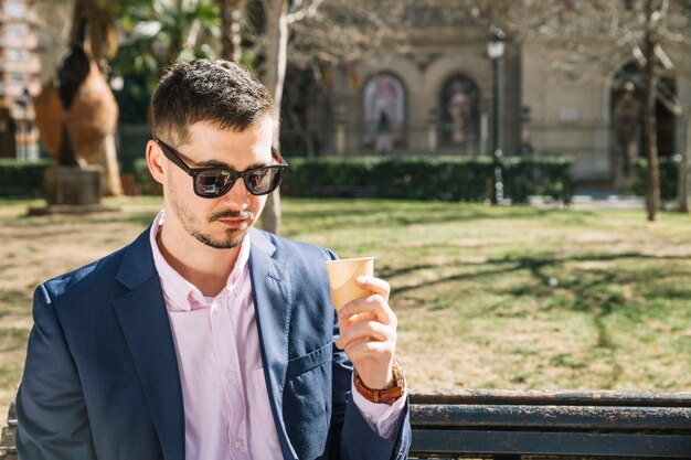 Estilo de vida de hombre de negocios moderno en parque