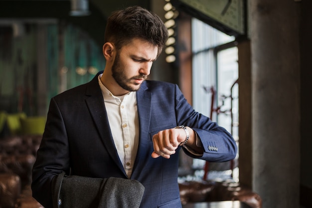 Foto gratuita estilo de vida de un hombre de negocios