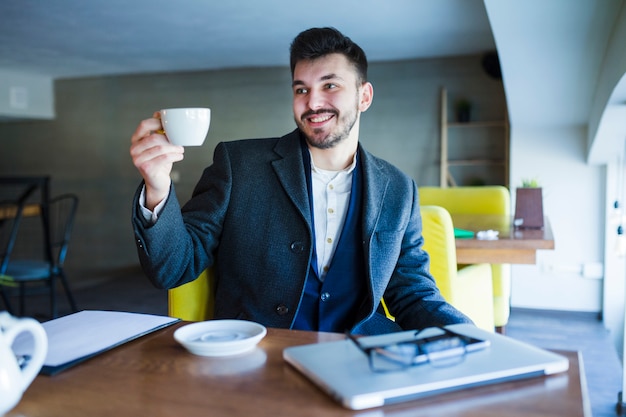 Foto gratuita estilo de vida de un hombre de negocios