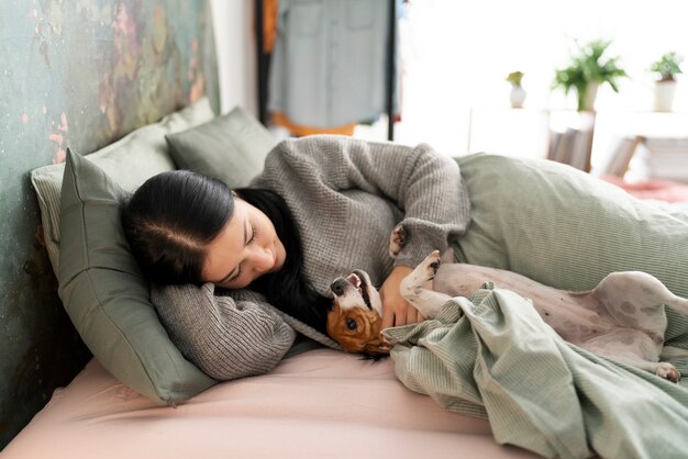 Foto gratuita estilo de vida de mascotas junto con el propietario.