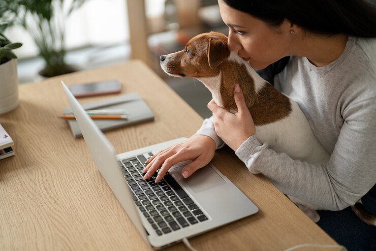 Foto gratuito estilo de vida de mascotas junto con el propietario.