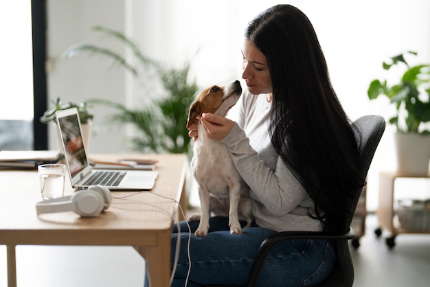 Foto gratuita estilo de vida de mascotas junto con el propietario.