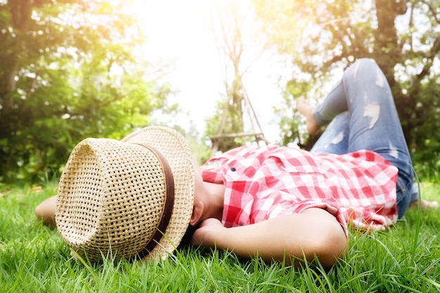 Estilo de vida meditación despreocupado feliz vacaciones joven