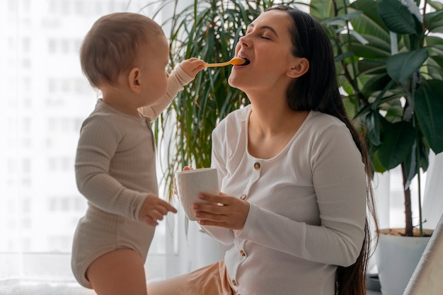 Foto gratuita estilo de vida de la mujer que pasa por la maternidad