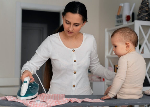 Foto gratuita estilo de vida de la mujer que pasa por la maternidad