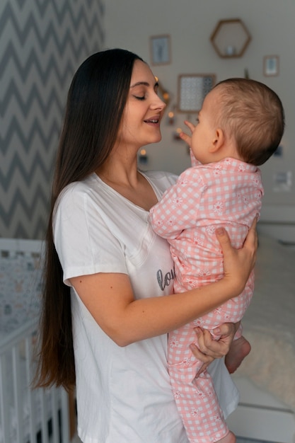 Foto gratuita estilo de vida de la mujer que pasa por la maternidad