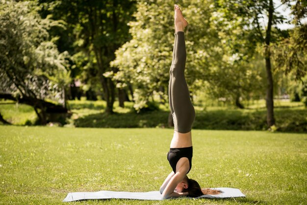 Estilo de vida mujer yoga parque saludable