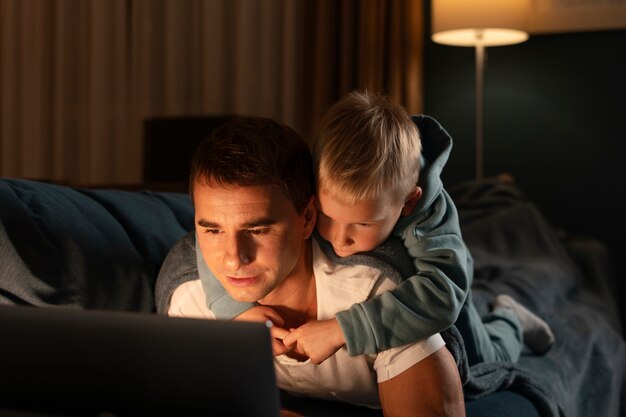 Estilo de vida niño y padre por la noche.