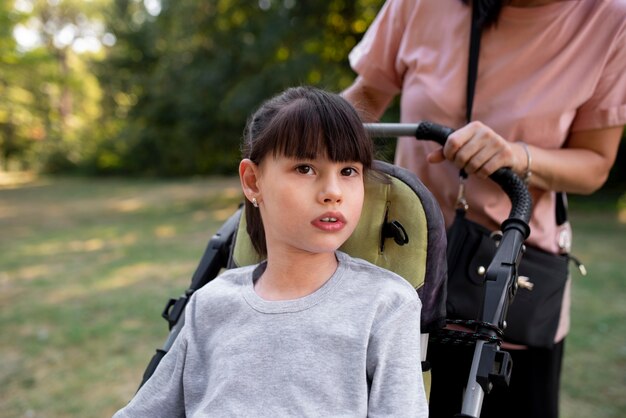 Estilo de vida del niño en silla de ruedas.