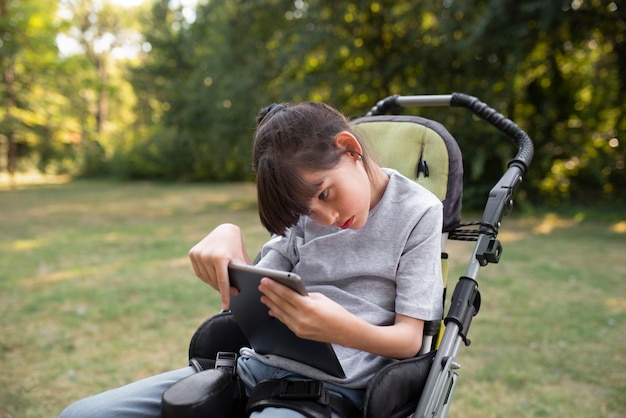 Foto gratuita estilo de vida del niño en silla de ruedas.