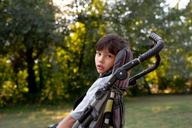 Foto gratuita estilo de vida del niño en silla de ruedas.