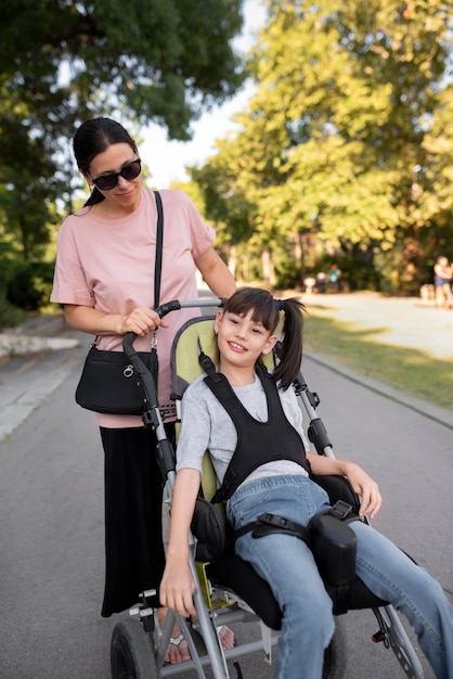 Foto gratuita estilo de vida del niño en silla de ruedas.