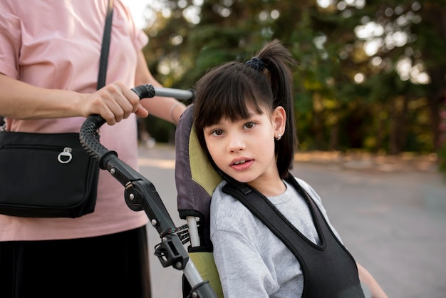 Foto gratuita estilo de vida del niño en silla de ruedas.