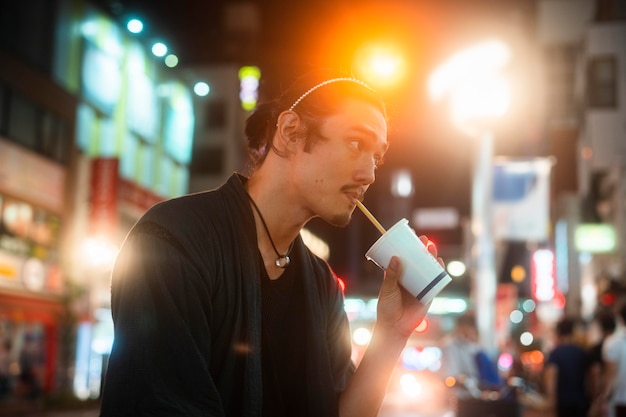 Foto gratuita estilo de vida de la noche en la ciudad con joven.