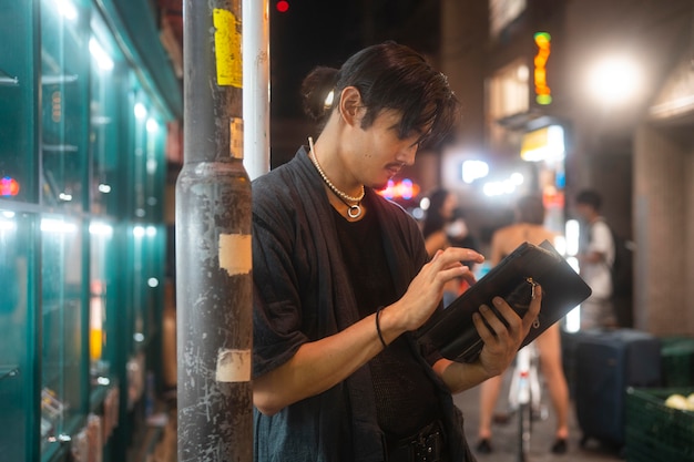 Estilo de vida de la noche en la ciudad con joven.