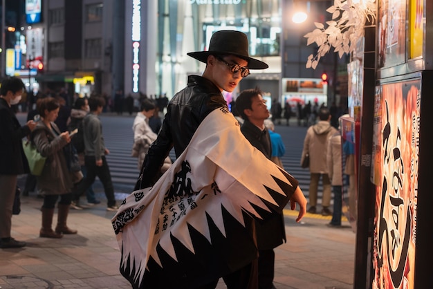 Estilo de vida de la noche en la ciudad con joven.