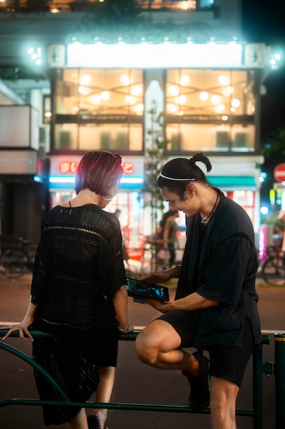 Foto gratuita estilo de vida de la noche en la ciudad con jóvenes