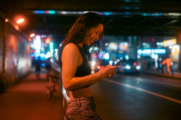 Estilo de vida de la noche en la ciudad con mujer joven.