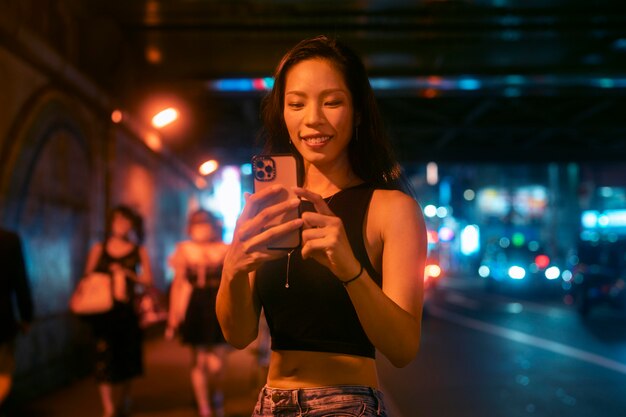 Estilo de vida de la noche en la ciudad con mujer joven.