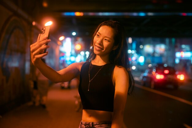 Estilo de vida de la noche en la ciudad con mujer joven.