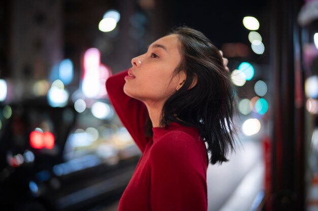 Estilo de vida de la noche en la ciudad con mujer joven.