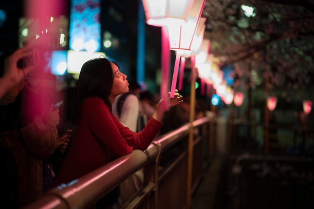 Estilo de vida de la noche en la ciudad con mujer joven.