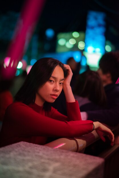 Estilo de vida de la noche en la ciudad con mujer joven.